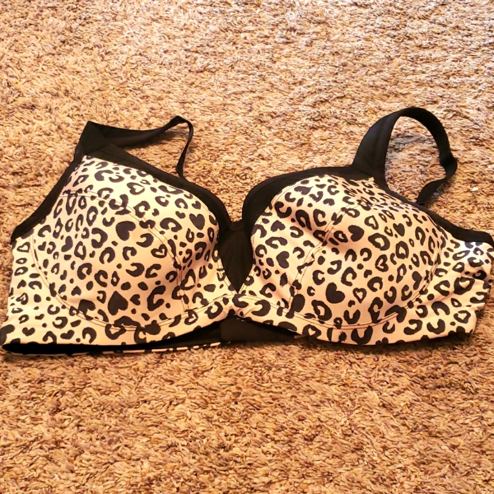 EUC Torrid Sports Bra with Underwire 4 Hook Size 46C